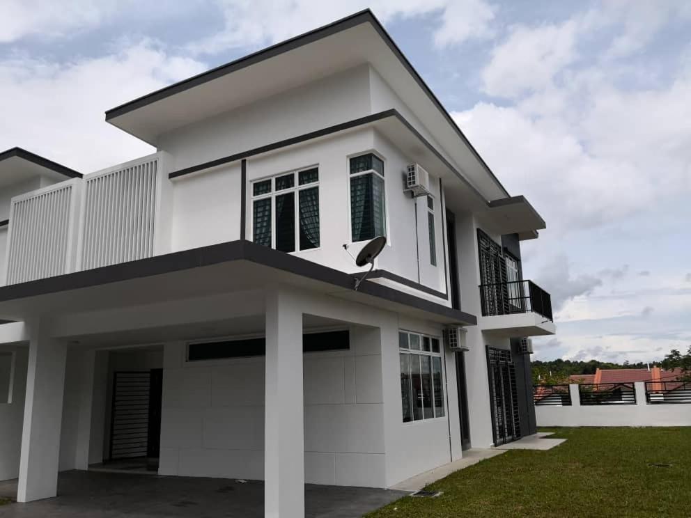 Johor Desaru Beach Bungalow Villas Kangkar Chemaran Exterior photo